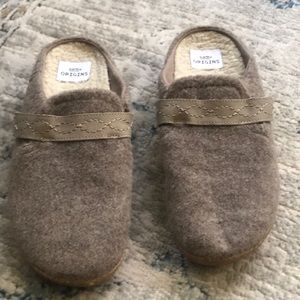 Earth Origins Jenna, clogs or slip ons. Woman’s size 8.5 Tan